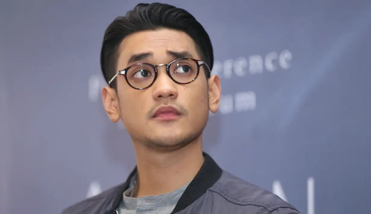 Hingga kini, Afgan juga belum terlihat memiliki gandengan terkait pendamping hidup. Meski ia kerap disandingkan dengan penyanyi asal Sumedang, Rossa. (Nurwahyunan/Bintang.com)