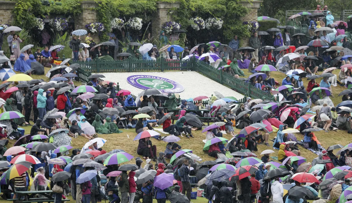 Suasana diluar stadion saat penonton berkumpul menyaksikan laga antara Johanna Konta melawan Simona Halep lewat layar besar di The All England Lawn Tennis Club, London, (11/7/2017). (AP/Kirsty Wigglesworth)