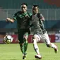 Gelandang PSMS Medan, Frets Butuan, berebut bola dengan gelandang PS Tira, Manahati Lestusen, pada laga Liga 1 di Stadion Pakansari, Jawa Barat, Rabu (5/12). PSMS kalah 2-4 dari PS Tira. (Bola.com/Yoppy Renato)