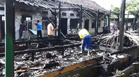 Sekolah di Tulungagung hampir rata dengan tanah lantaran terbakar akibat korsleting listring (Zainul Arifin/Liputan6.com)