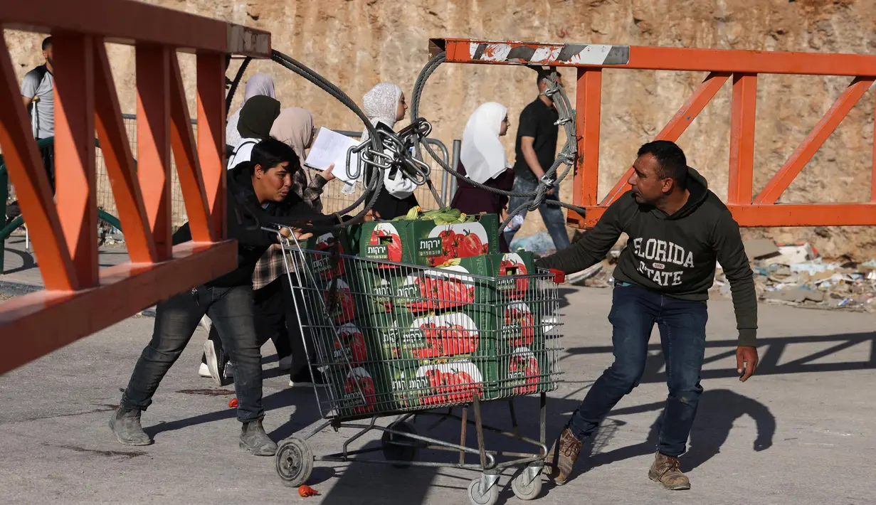 Pembatasan yang sistematis terhadap kebebasan bergerak warga Palestina dikenal juga sebagai kebijakan penutupan Israel, atau kebijakan pemisahan antara Jalur Gaza dan Tepi Barat. (HAZEM BADER/AFP)
