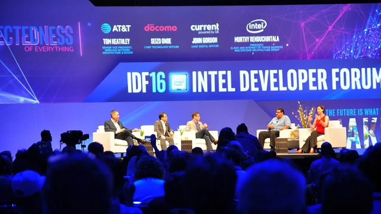 Murthy Renduchintala (kedua dari kanan), berdiskusi dengan beberapa mitra Intel terkait internet of things dan 5G di IDF 2016 - Liputan6.com/Dewi Widya Ningrum
