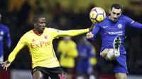 Aksi pemain Watford, Abdoulaye Doucoure (kiri) membayangi pemain pergerakan pemain Chelsea, Davide Zappacosta pada lanjutan Premier League di Vicarage Road stadium, London, (5/2/2018). Chelsea kalah 1-4. (AP/Frank Augstein)