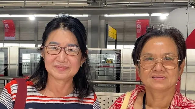 Sensasi Penumpang Lansia Jajal LRT Manggarai-Kelapa Gading