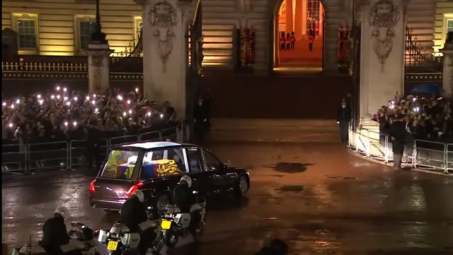 Detik-detik peti mati Ratu Elizabeth II memasuki Istana Buckingham, Selasa malam (13/9/2022) waktu setempat.