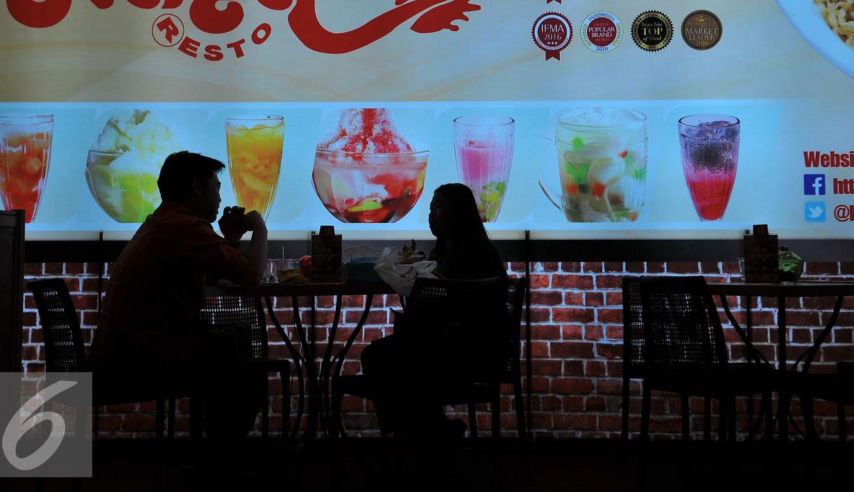 Pengunjung menikmati makanan saat Indonesia Franchise & SME Expo (IFSE) di Jakarta Convention Center (JCC), Jumat (25/11). Diharapkan pengunjung dapat melihat peluang usaha yang ditawarkan oleh industri waralaba Indonesia. (Liputan6.com/Angga Yuniar)