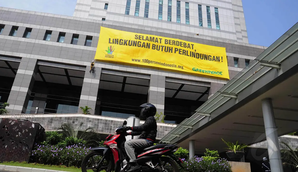 Spanduk berwarna kuning itu bertuliskan 'Selamat Berdebat, Lingkungan Butuh Perlindungan', Jakarta, Jumat (4/7/14). (Liputan6.com/Faizal Fanani)
