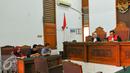 Mejelis hakim PN Jaksel menolak praperadilan Sumber Waras yang diajukan MAKI, Jakarta (3/5). MAKI ajukan praperadilan terkait tidak segera ditingkatkannya penyelidikan kasus dugaan korupsi pengadaan lahan RS Sumber Waras. (Liputan6.com/Yoppy Renato)