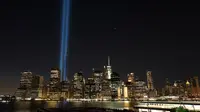 Instalasi seni ‘Tribute in Light’ hiasi langit Manhattan di lokasi kejadian 9/11 Kota New York, Minggu (10/9). Pembajak menabrakan dua pesawat jet penumpang ke menara World Trade Center pada jam sibuk Kota New York. (AP Photo/Mark Lennihan)