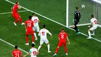 Pemain Inggris, Harry Kane (kiri) saat mencetak gol ke gawang Tunisia dalam penyisihan Grup G Piala Dunia 2018 di Volgograd Arena, Volgograd, Rusia, Senin (18/6). (AP Photo/Rebecca Blackwell)