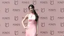 Dibalut silk pink halter-long dress yang super cantik, Tzuyu TWICE juga memamerkan body goalsnya yang sempurna dengan tinggi badannya yang semampai. [Foto: Document/POND'S]