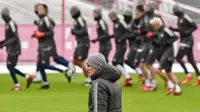 Pelatih Bayern Munchen, Jupp Heynckes, mengamati anak asuhnya saat latihan di Munchen, Senin (4/12/2017). Munchen bersiap jelang laga big match Liga Champions melawan PSG. (AFP/Guenter Schiffmann)