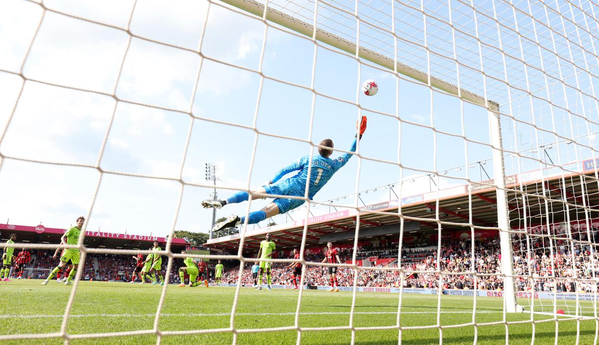 Kiper Manchester United, David de Gea, berusaha menghalau bola saat melawan Bournemouth pada laga Liga Inggris di Stadion Vitality (20/5/2023). (AFP/Adrian Dennis)