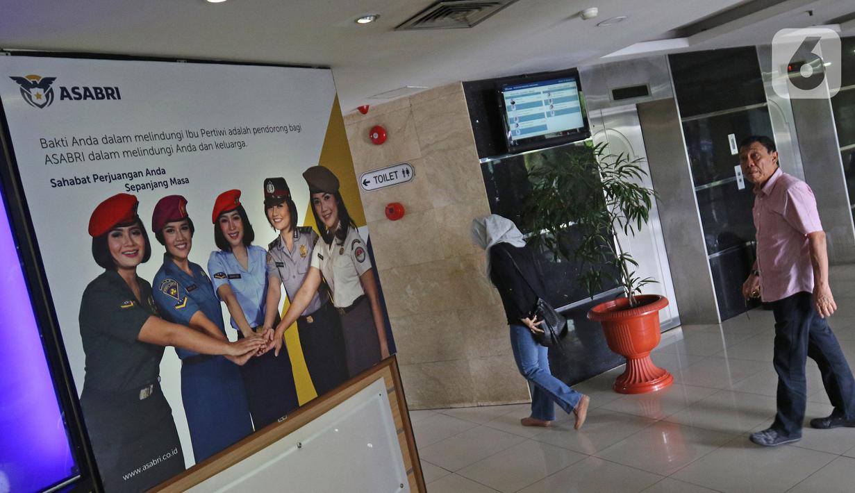 Nasabah asuransi masuk ke gedung PT. Asabri (Persero), Jakarta, Kamis (16/1/2020). Dirut PT. Asabri Sonny Widjaja mengklarifikasi uang seluruh peserta Asabri, TNI, Polri dan ASN Kementerian Pertahanan Polri yang dikelola di Asabri aman, tidak hilang dan tidak dikorupsi.(Liputan6.com/Herman Zakharia)