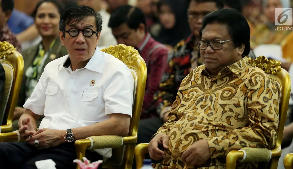 Ketua DPD, Oesman Sapta Odang dan Menkumham Yasonna Laoly menghadiri rembuk nasional di Gedung Nusantara, Komplek Parlemen, Jakarta, Rabu (18/10). Acara bertema "Membangun Harmonisasi Legislasi Nasional dan Legislasi Daerah".  (Liputan6.com/Johan Tallo)