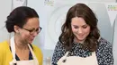 Kate Middleton bersama rekannya mempersiapkan masakan untuk acara Commonwealth Big Lunch di Luke's Community Centre, London, Inggris (22/3). Big Lunch merupakan acara tahunan terbesar di Inggris. (Paul Edwards/ Pool via AP)