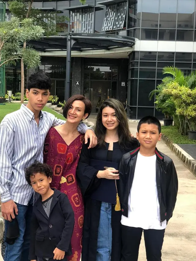 Sosok Ibu Idaman, Ini 6 Potret Kebersamaan Wanda Hamidah dengan Empat Anaknya
