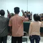 Ayah korban perdagangan orang baru bisa melihat wajah anaknya sesudah terbungkus peti jenazah. (Liputan6.com/Ola Keda)