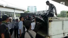 Pedagang di Jalan Jatibaru memprotes petugas Dishub yang merazia motor-motor mereka. Demi hindari keributan, petugas akhirnya biarkan pedagang menurunkan kembali kendaraannya.