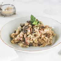 Barley risotto jamur memiliki kandungan serat dan protein yang tinggi sehingga akan merasa kenyang dalam jangka waktu lama. (Foto/dok: Freepik)