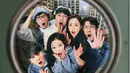 <p>Poster utama yang baru dirilis menggambarkan suasana realistis dari setting apartemen gaya lama Korea, dengan ekspresi mata terbelalak dari enam penghuni yang tertangkap melalui lubang intip. (Foto: tvN)</p>