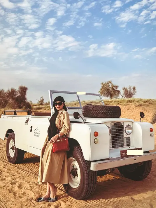 Terbaru, Shandy Aulia dan putrinya tampak tengah liburan di Dubai. Tak lupa pula dirinya mengunjungi lokasi wisata berupa gurun saat di Dubai. (Liputan6.com/IG/@shandyaulia)