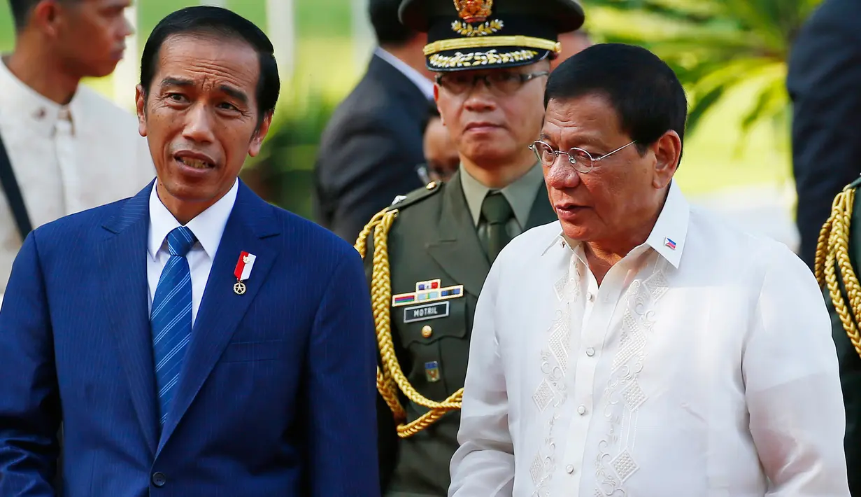 Presiden Joko Widodo (Jokowi) berbincang dengan Presiden Filipina Rodrigo Duterte saat tiba di Istana Malacanang di Manila, Filipina, Jumat (28/4). (AP Photo / Bullit Marquez)