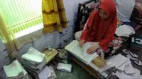 Cerita Emak-Emak Perajin Bungkus Gorengan di Kuningan Meniti Pandemi Covid-19