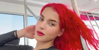 Lihat selfie luar biasa dari Tasya Farasya ini. Dengan body suit hitam, Tasya benar-benar bak Princess Ariel di kehidupan nyata, pamer rambut merah dan dandanan yang minimalis. Foto: Instagram.