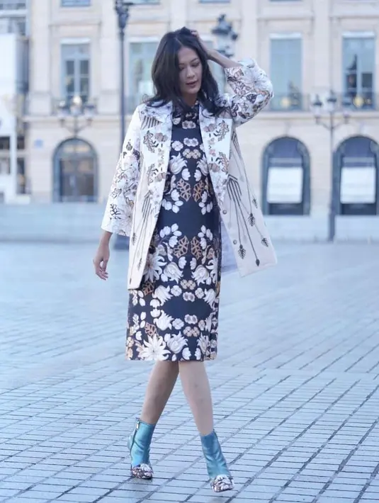 Untuk tampilan elegan, bisa tiru gaya Paula Verhoeven yang memadukan dress dengan blazer batik. (Instagram/paulaverhoeven).