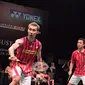 Pebulutangkis legendaris dunia Lee Chong Wei dan Taufik Hidayat bermain ganda pada laga Yonex Legends Vision di GOR Asia Afrika, Jakarta, Senin (17/8/2015). (Bola.com/Vitalis Yogi Trisna)