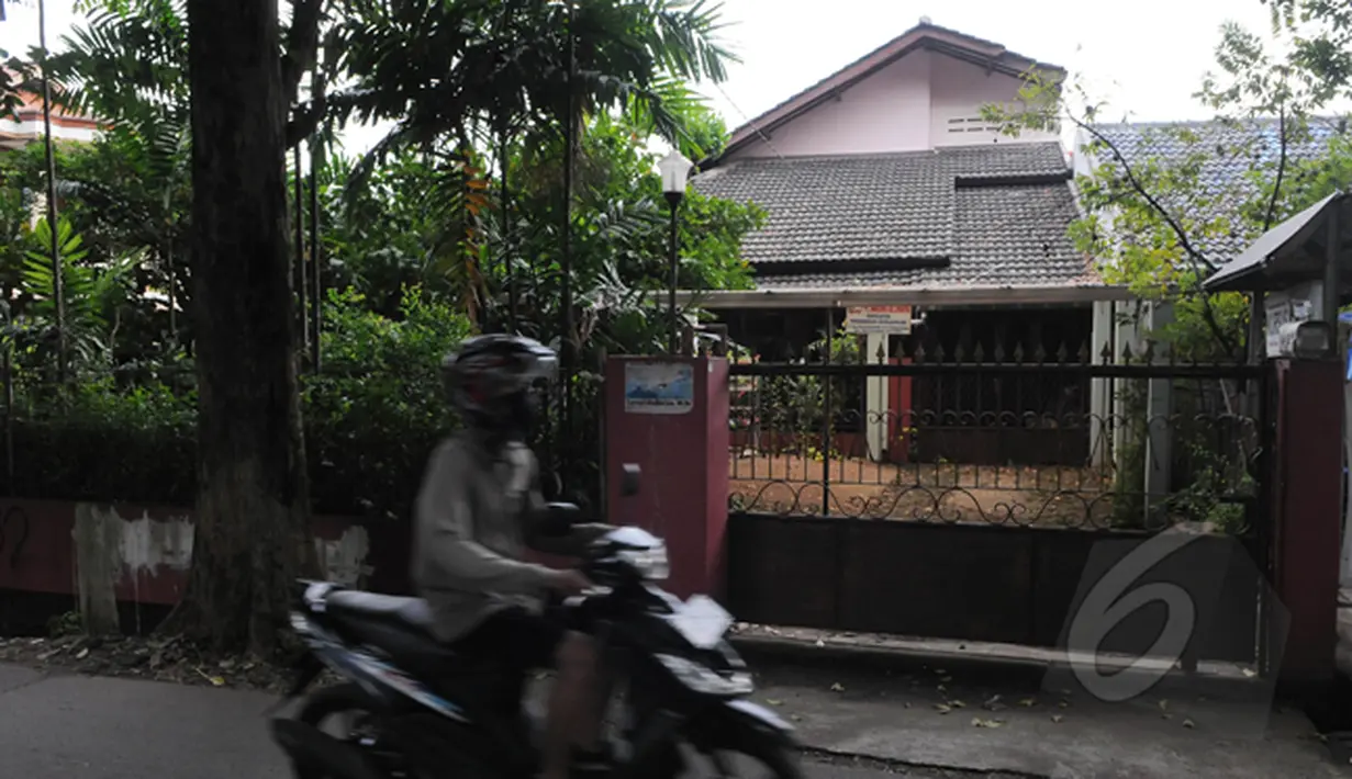 Salah satu perusahaan pemenang tender pengadaan uninterruptible power supply (UPS) untuk SMAN 2 Jakarta, PT Barkanatas Dharma ternyata adalah sebuah rumah tak berpenghuni. Foto diambil pada Minggu (1/3/2015). (Liputan6.com/Herman Zakharia)