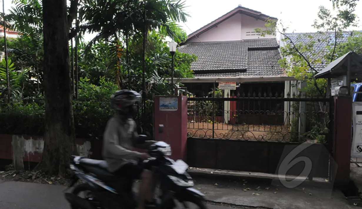Salah satu perusahaan pemenang tender pengadaan uninterruptible power supply (UPS) untuk SMAN 2 Jakarta, PT Barkanatas Dharma ternyata adalah sebuah rumah tak berpenghuni. Foto diambil pada Minggu (1/3/2015). (Liputan6.com/Herman Zakharia)