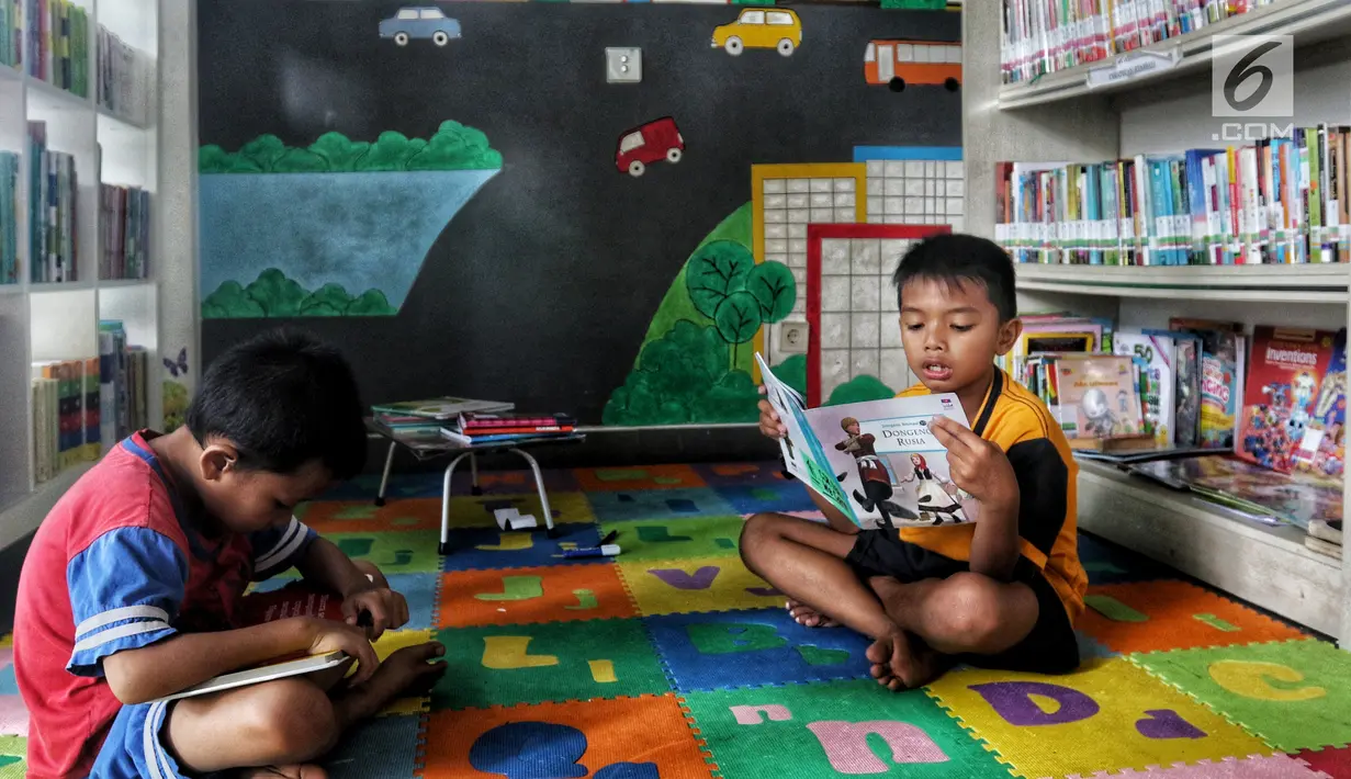 Anak-anak membaca buku di Ruang Perpustakaan RPTRA Kebon Sirih, Jakarta, Kamis (4/4). Dinas Perpustakaan dan Arsip DKI Jakarta bekerja sama dengan Jakarta Library menggelar Gerakan Baca Jakarta. (Liputan6.com/JohanTallo)