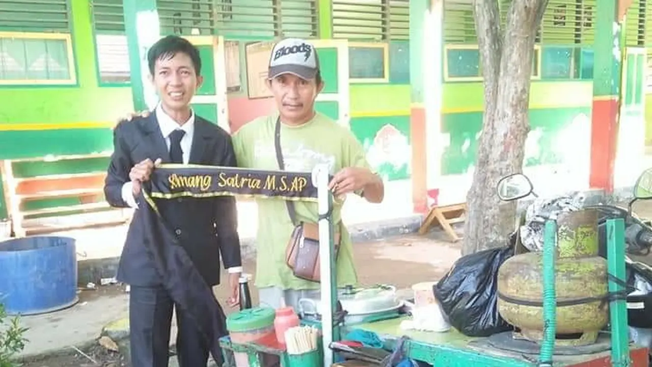 Anang Satria, mahasiswa asal Kolaka meraih sarjana dengan jualan cilok.