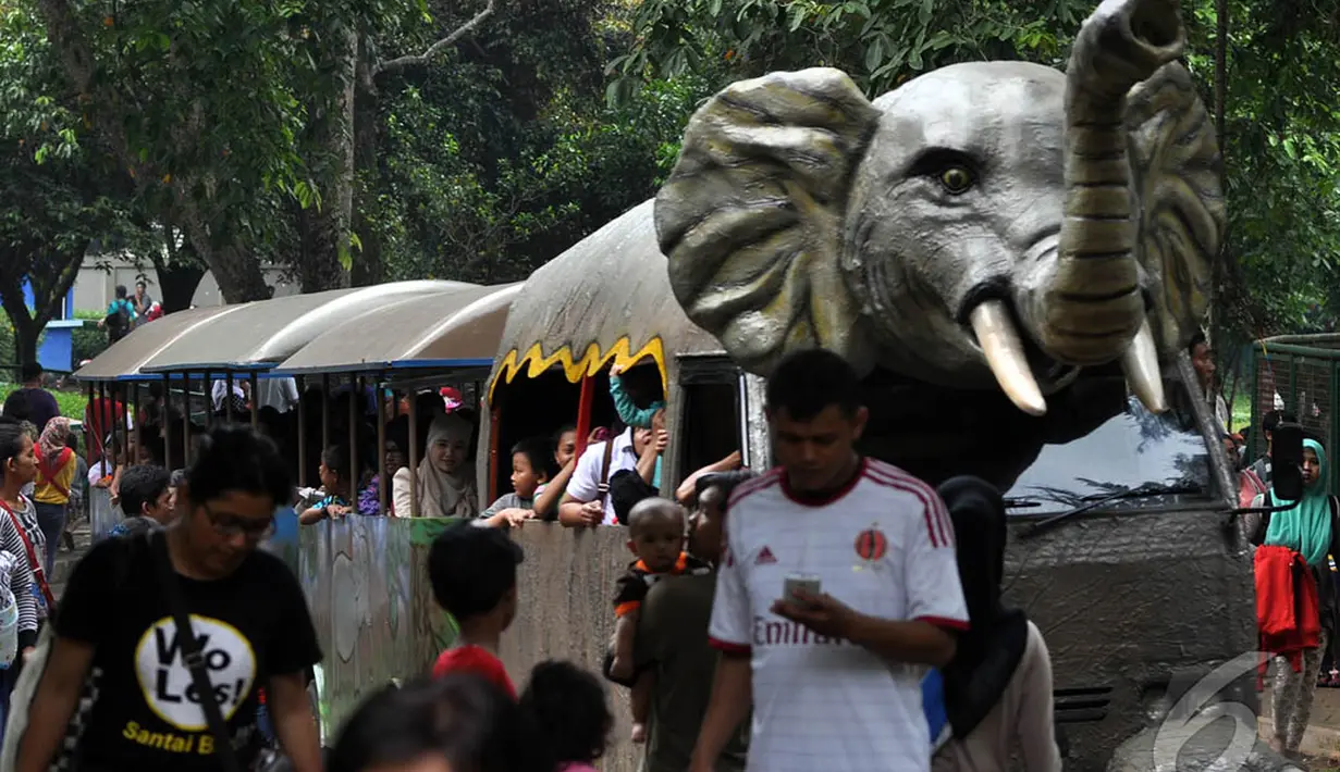 Hingga sore ini sebanyak 18.492 orang memadati Ragunan dalam mengisi waktu libur Natal 2014, Jakarta, Kamis (25/12/2014). (Liputan6.com/Miftahul Hayat) 