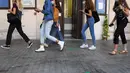 Para siswa mengikuti sejumlah tanda petunjuk yang dipasang di lantai saat berjalan di sebuah sekolah menengah atas di Roma, Italia (14/9/2020). Jutaan siswa di Italia kembali bersekolah pada Senin (14/9). (Xinhua/Elisa Lingria)
