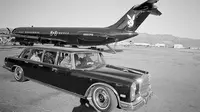 Dokumentasi bos majalah Playboy jaman dulu memiliki Mercedes-Benz Model 600 Pullman Limousin  dan pesawat pribadi. (financialexpress.com)