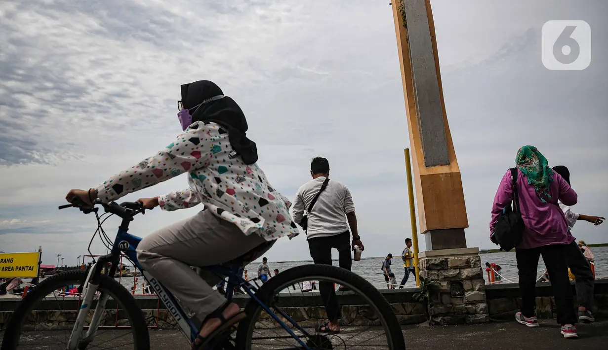 Wisatawan bersepeda di Pantai Ancol, Jakarta, Sabtu (25/12/2021). Libur Natal dimanfaatkan masyarakat berwisata ke Pantai Ancol, Kawasan Pantai Ancol merupakan salah satu objek wisata yang kerap menjadi tujuan wisatawan saat mengisi waktu liburan. (Liputan6.com/Faizal Fanani)