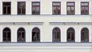 Seorang pria melihat keluar jendela dekat Jembatan Charles di Praha, Republik Ceko, Senin (16/3/2020). Sejauh ini belum ada kematian yang diakibatkan infeksi virus corona COVID-19 di Ceko. (AP Photo/Petr David Josek)
