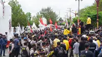 Saat Presiden Joko Widodo berkunjung ke Kalimantan Tengah, ribuan mahasiswa gelar aksi unjuk rasa menolak UU Omnibus Law.