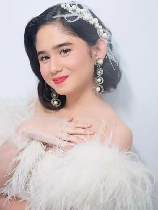 Pulasan makeup flawless dan lipstik merah di bibirnya menambah aura cantiknya, terlihat sangat cocok di usianya yang masih muda. (Instagram/tissabiani).