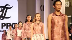 Para model mengenakan busana rancangan Tities Sapoetra dalam Fashion Nation 2018 di Senayan City, Jakarta, Rabu (18/4/). Tities Sapoetra berkolaborasi dengan LtPro meluncurkan koleksi mereka bertajuk 'Malako'. (Liputan6.com/Herman Zakharia)