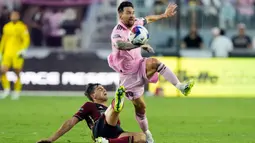 Messi hanya butuh waktu delapan menit untuk membuka keunggulan Inter Miami. Messi yang menerima umpan lambung kemudian menggiring bola ke kotak penalti. (AP Photo/Lynne Sladky)