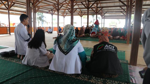 Seorang dokter relawan sedang memberi penjelasan tentang virus corona di hadapan penyintas bencana di Huntara Desa Soulove, Sigi, Kamis (5/3/2020). (Foto: Liputan6.com/Heri Susanto)