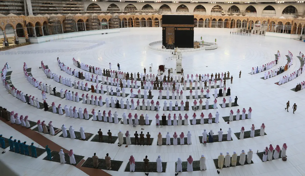 Jemaah melaksanakan salat Idul Fitri di Masjidil Haram, Mekah, Arab Saudi, Minggu (24/5/2020). Salat Idul Fitri tetap digelar di Masjidil Haram dan Masjid Nabawi namun dengan jemaah terbatas. (AFP)
