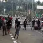 Massa turun ke jalan dalam unjuk rasa yang berujung kerusuhan di kota Manokwari, Papua, Senin (19/8/2019). Aksi masyarakat Papua ini merupakan buntut dari kemarahan mereka atas peristiwa yang dialami mahasiswa asal Papua di Surabaya dan Malang, serta Semarang beberapa hari lalu. (STR / AFP)