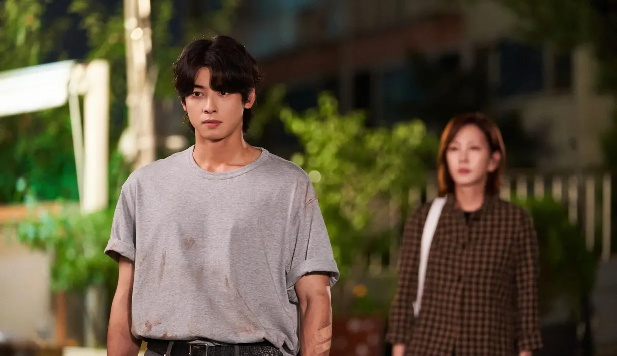 Cha Eun Woo dan Kim Nam Joo dalam serial Wonderful World. [Foto: Disney+ Hotstar]