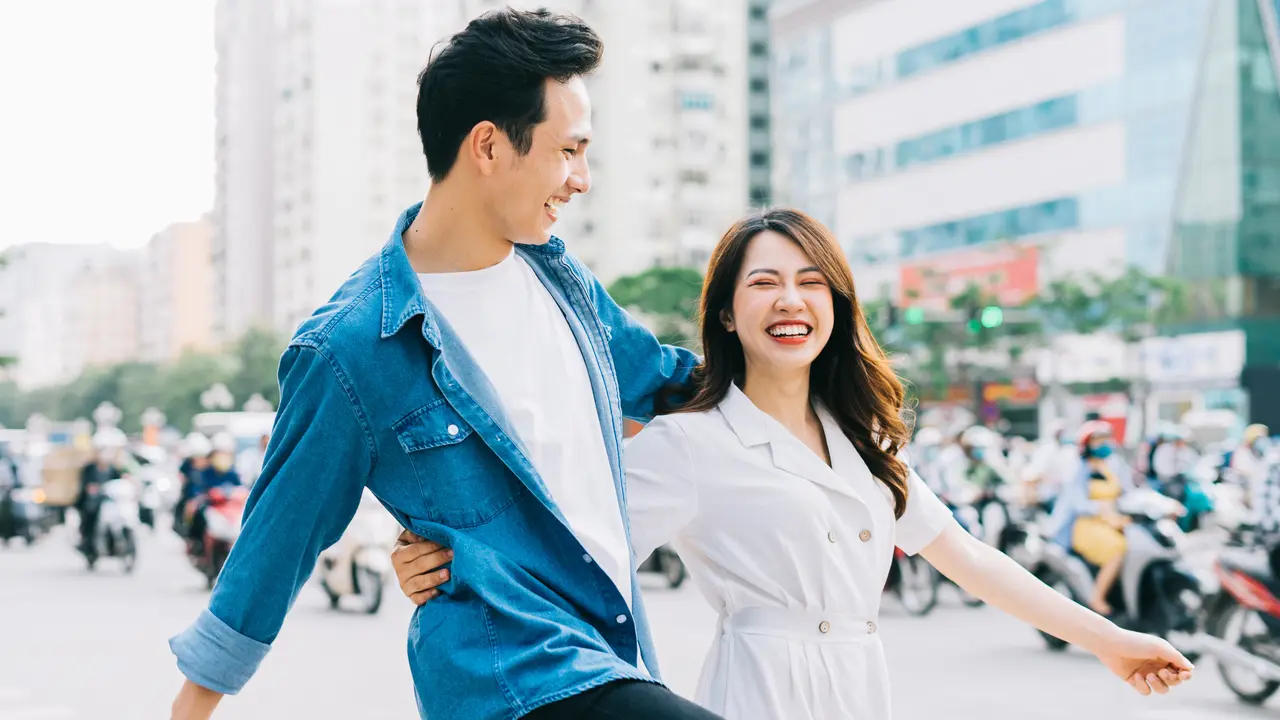 perempuan dan pasangan 2 juni jalan