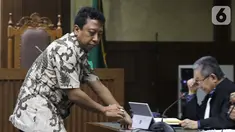 Terdakwa dugaan suap jual-beli jabatan di lingkungan Kemenag, M Romahurmuziy (kiri) saat menjalani sidang pembacaan putusan sela di Pengadilan Tipikor, Jakarta, Senin (9/10/2019). Majelis hakim menolak eksepsi yang diajukan terdakwa dan penasehat hukum terdakwa. (Liputan6.com/Helmi Fithriansyah)